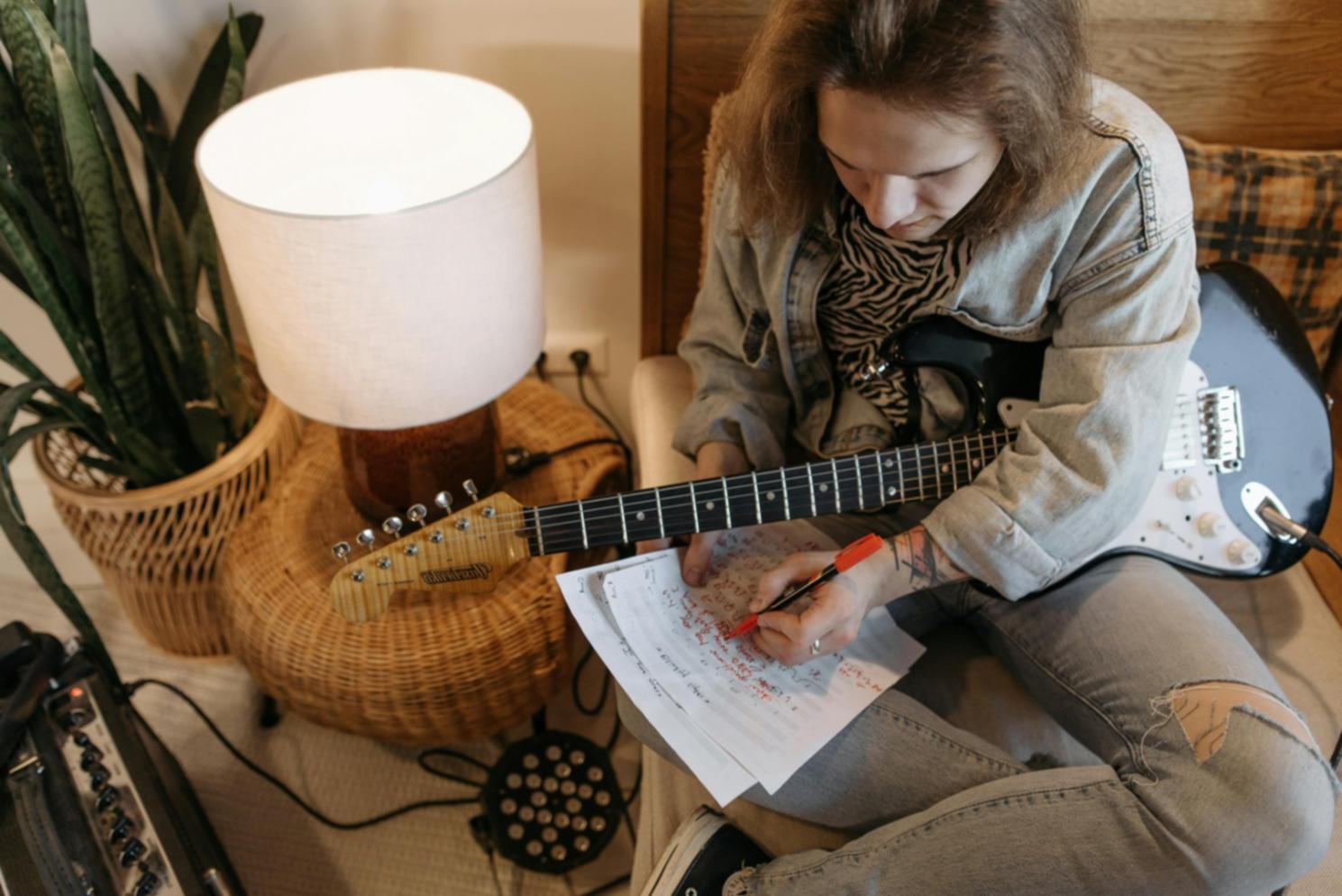 Instruments de musique anciens dans une salle d'archives